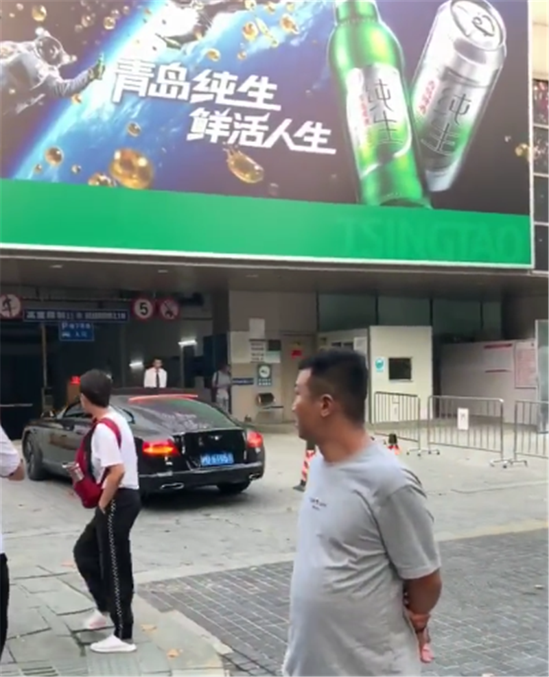 车贵的原因!410万宾利转弯不打灯,直行宝马停下,仍然让行