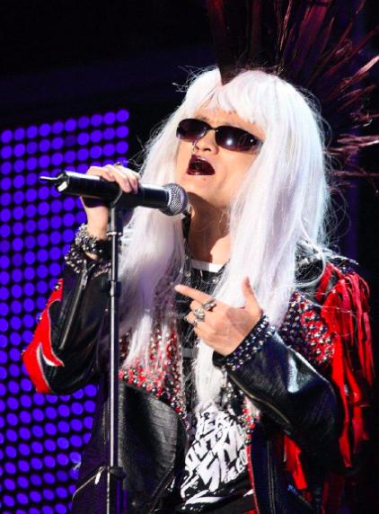 再不疯狂就老了,马云打扮潮流开演唱会玩摇滚,造型霸气太酷炫