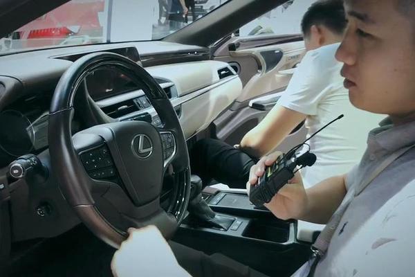 异曲也不同工，雷克萨斯ES、奔驰E级内饰风格差异很大