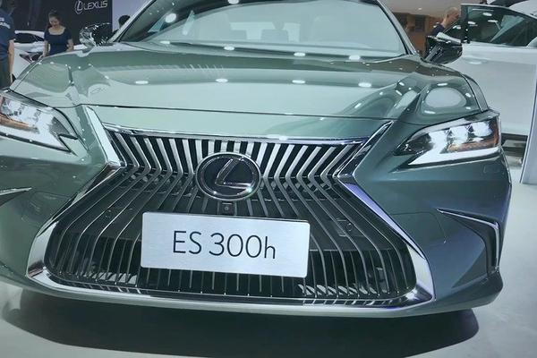 紧抓80、90后的胃口，雷克萨斯ES对比奔驰E级谁更年轻