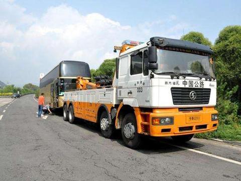 跑高速车坏了叫拖车，九成车主抱怨费用太高，估计是做错了这件事