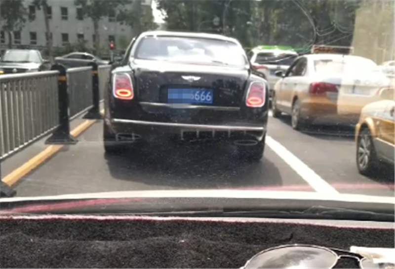 590万宾利现长春,5.2秒破百,挂60万车牌,后车直接保持4米远