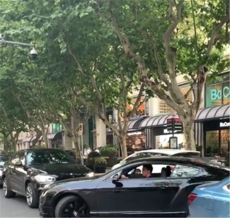车贵的原因!410万宾利转弯不打灯,直行宝马停下,仍然让行
