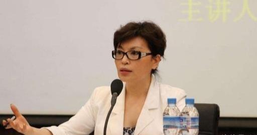 58岁的李瑞英,隐瞒了32年青梅竹马的老公,原来是这么熟悉的他