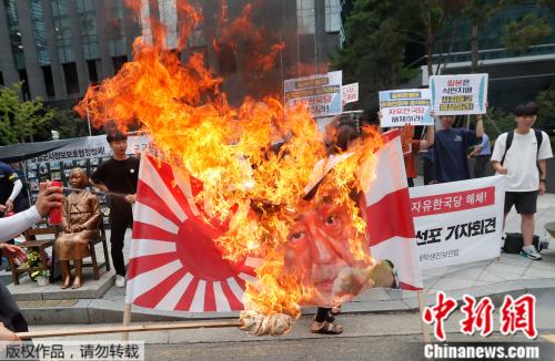 資料圖:韓國民衆焚燒“旭日旗”。