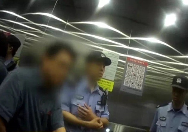 民警将醉酒男子带去派出所。警方供图