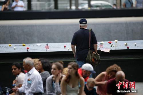资料图:“9·11”纪念公园里的民众。 中新社记者 廖攀 摄