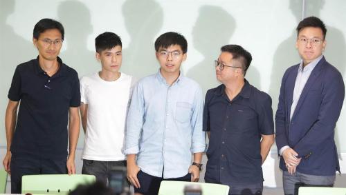 资料图:黄之锋(中)等人勾结台湾民进党。 图片来源:台湾《中时电子报》/季志翔 摄