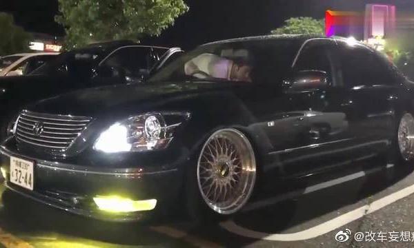 安装了空气悬挂的丰田皇冠，超高配置，而且气势很强！