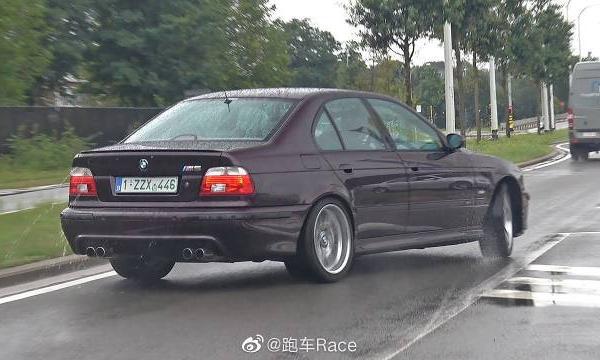 宝马M5 E39 V8与超级sprint x管和Skytune排气声音!