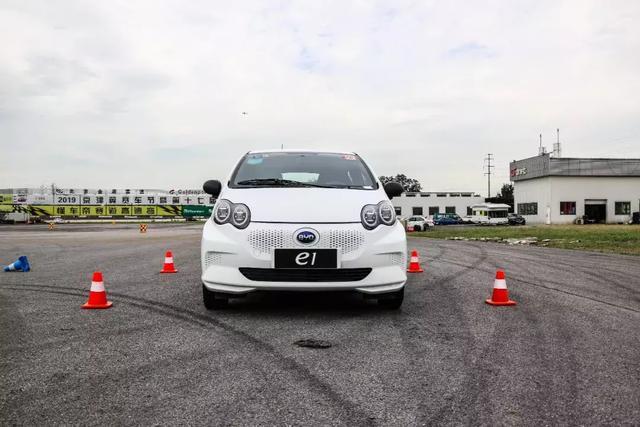 纯电家用“买菜”车下赛道，跑完一圈感觉真不一样！试驾比亚迪e1