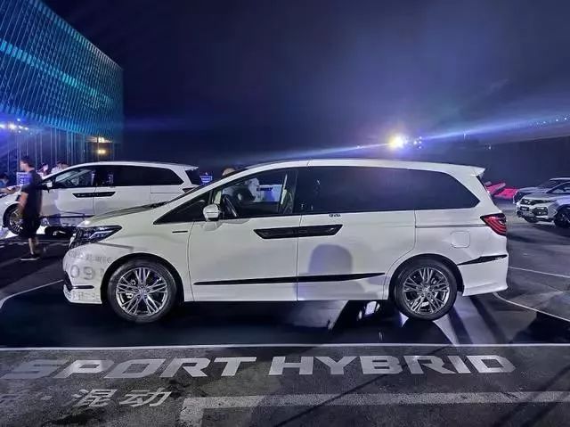 一言堂|艾力绅锐·混动29.48万起售 百公里油耗5.9L