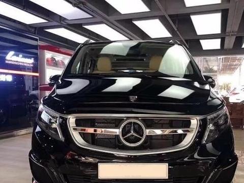 实拍进口奔驰七座豪华商务，车内啤酒沙龙，网友：坐这车太爽了！