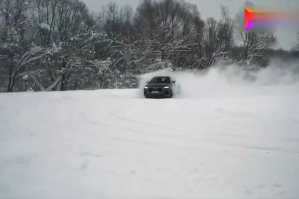 雪地越野奥迪Q8对决大众途锐 真尴尬