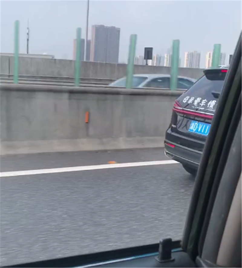 26万林肯现高架,车速很慢,车尾贴了8个大字,少有老司机催促