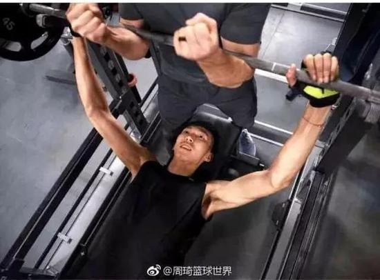 周琦力量有多差?卧推仅够姚明零头!还不及艾弗森一半?