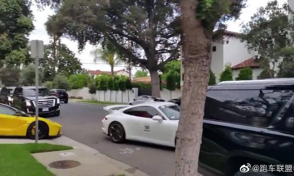 保时捷911敢挡法拉利拉法的路？炸街给你看