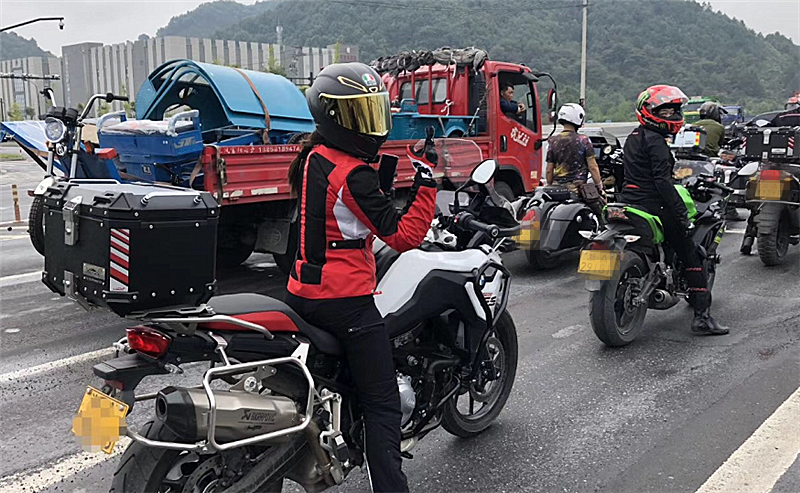 一批摩托车现杭州，不乏宝马、川崎，车子上牌车主戴盔，很守规矩