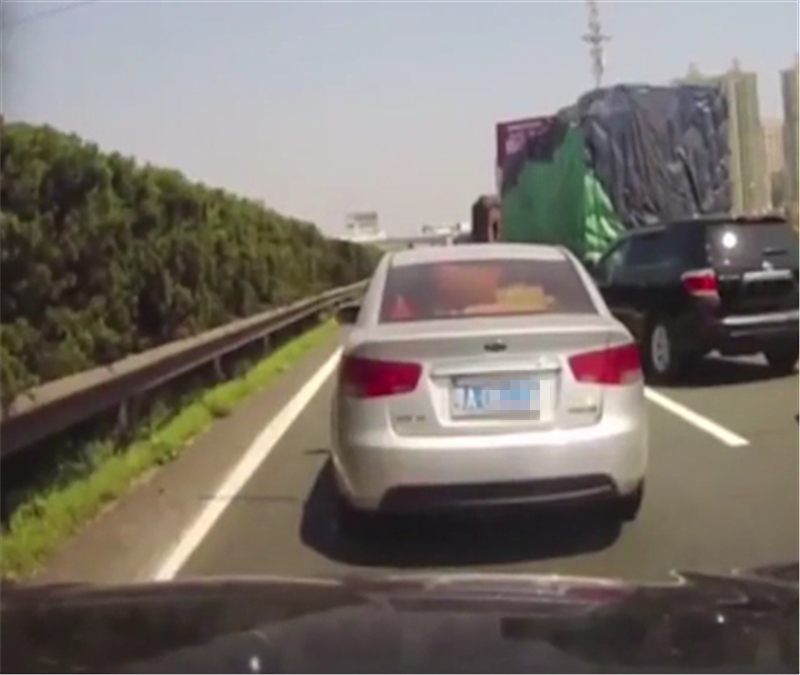 中秋返城,13万福特高速遇堵车,车内出来一人,接下来画面太惹眼