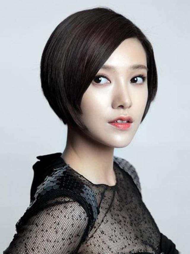 乖乖女变假小子陈都灵剪了超短发撞脸半个娱乐圈又美又飒