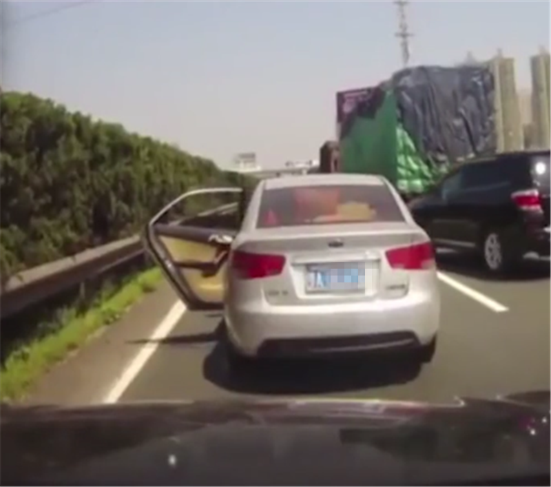中秋返城,13万福特高速遇堵车,车内出来一人,接下来画面太惹眼