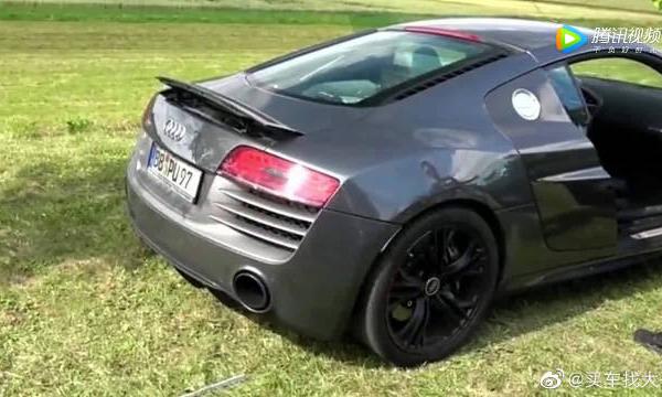 奥迪R8在乡间小道玩耍，看路上的刹车痕迹，就知道发生了什么
