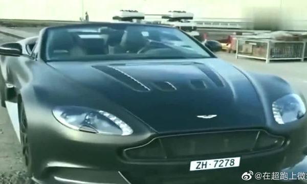 这是一辆能和法拉利比拼颜值的跑车，黑色外观尽显霸气。