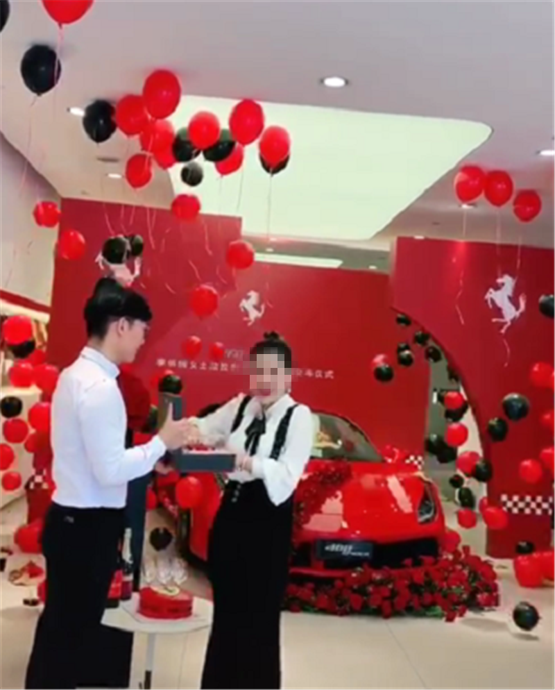 430万法拉利被提车,女车主是微商,现场气球满天飞,场面壮观