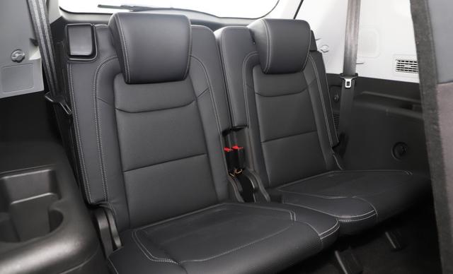 9万多起的中型SUV,提供同级少见六座布局,空间大还能免检!