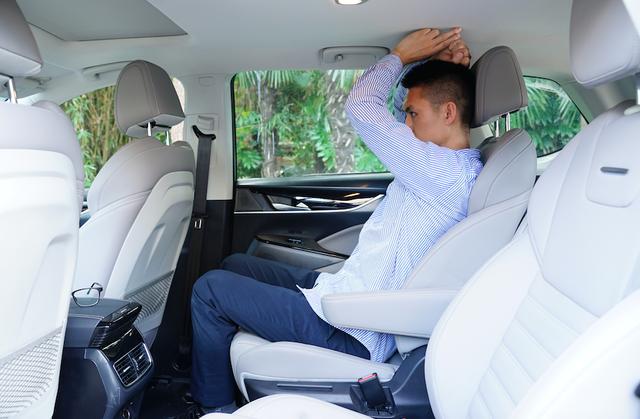 9万多起的中型SUV,提供同级少见六座布局,空间大还能免检!