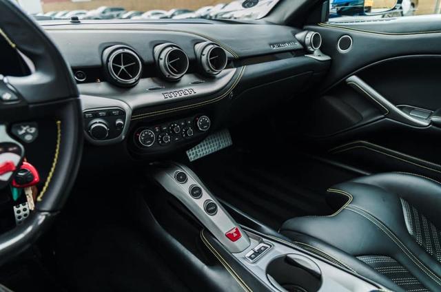 法拉利f12 berlinetta,内饰漂亮但是没有中控屏