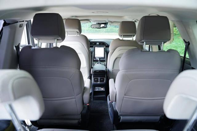 9万多起的中型SUV,提供同级少见六座布局,空间大还能免检!