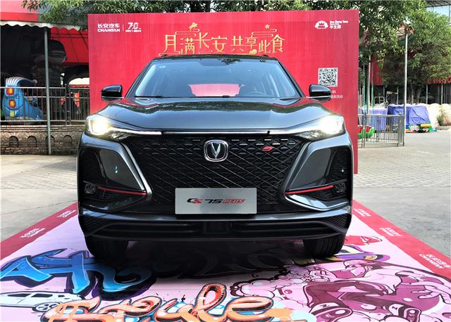 在网红景点共享大月饼,长安汽车带CS75 PLUS玩了一波骚操作