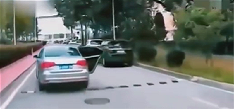 15万速腾车门忘关,车主浑然不知,撞上出租车,才“自动”关上