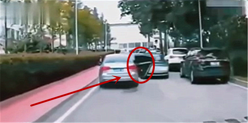 15万速腾车门忘关,车主浑然不知,撞上出租车,才“自动”关上