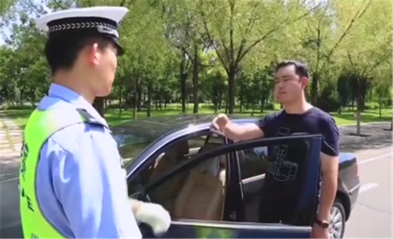 29万迈腾车牌伪造,车主被拦下后,驾驶证一对比,证上4字成亮点