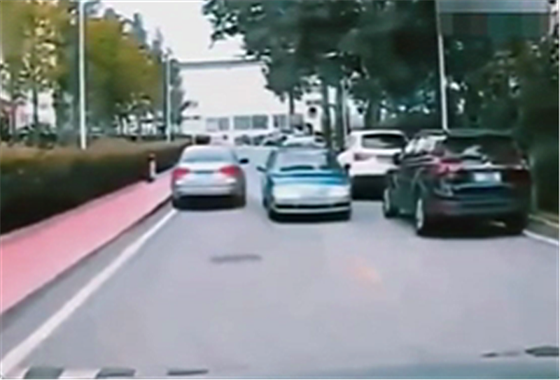 15万速腾车门忘关,车主浑然不知,撞上出租车,才“自动”关上