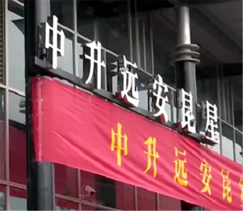 高速开37公里的奔驰S级，轮胎和轮毂分离！4S店：修或者二手回收