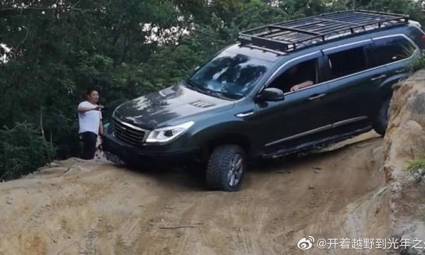 国产哈弗越野性能真棒，这种路都能下得去，比丰田霸道还霸气！
