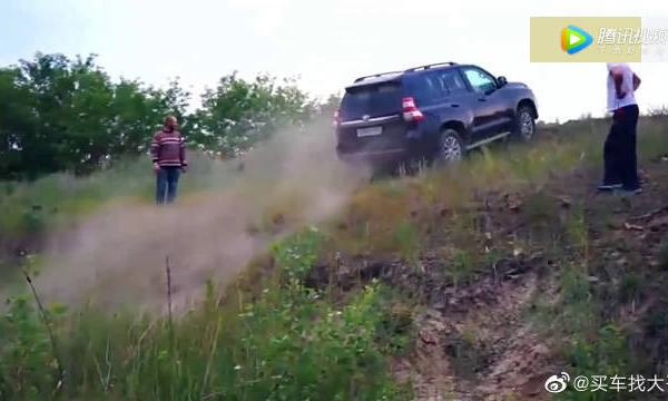 进口普拉多越野能力有多强？一个土坡让它现形，只能靠人推