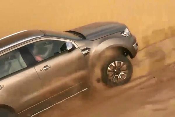 拒绝平庸玩越野 开福特撼路者去沙漠漂移的那刻,才知道啥叫霸气