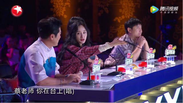 《中国达人秀》蔡国庆抓住个机会就想表现！杨幂哄他上台超有眼色