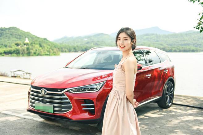 美女车主自驾全新一代唐DM 一场发现美的探索之旅