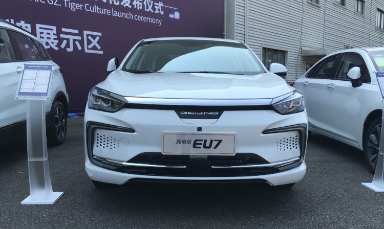 又见中置字母车标 北汽这款B级车够“高级”吗?