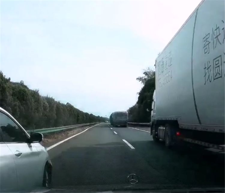 女司机开9万长安逸动,高速爆胎,直接在超车道换胎,遭奔驰追尾