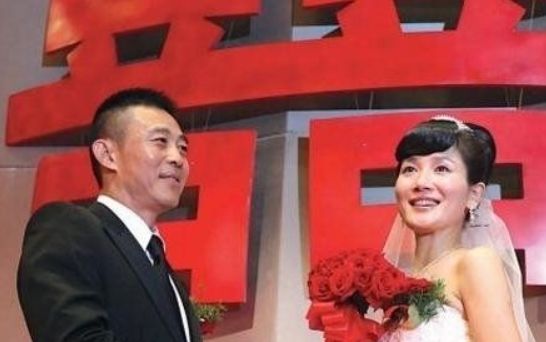 一婚70后，二婚80后，三婚90后，52岁侯勇活成了人生赢家！