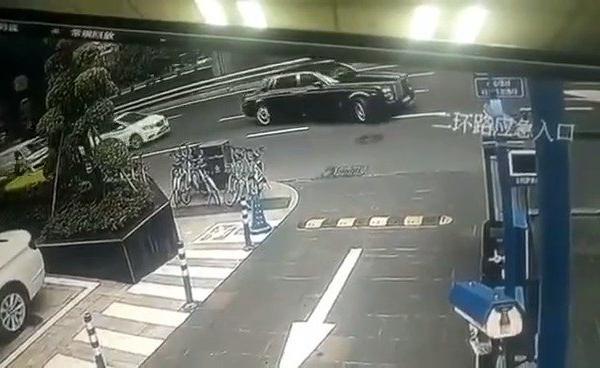 劳斯莱斯的责任还是外卖大哥的责任呢？