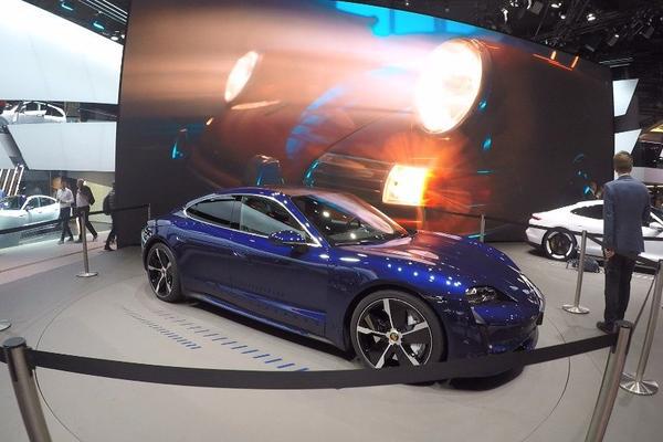 149.8万起步，你选保时捷Taycan还是Panamera