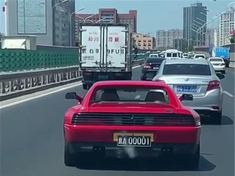 李晓华的法拉利348再现街头，挂京A牌，牌号00001，车身满是签名