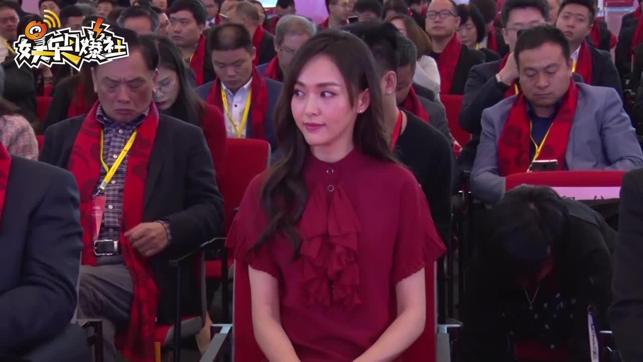 唐嫣挺孕肚与罗晋甜蜜过中秋